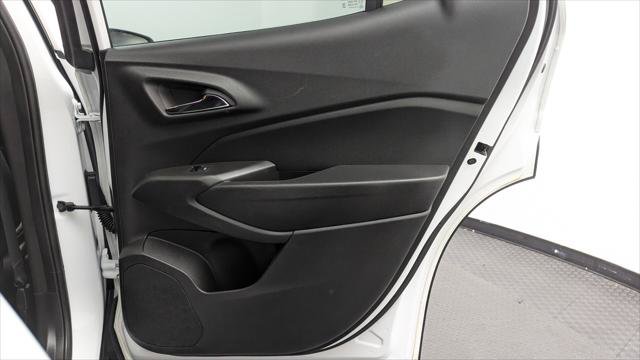 Used 2025 Chevrolet Trax LT w/ LT Convenience Package FWD image 19
