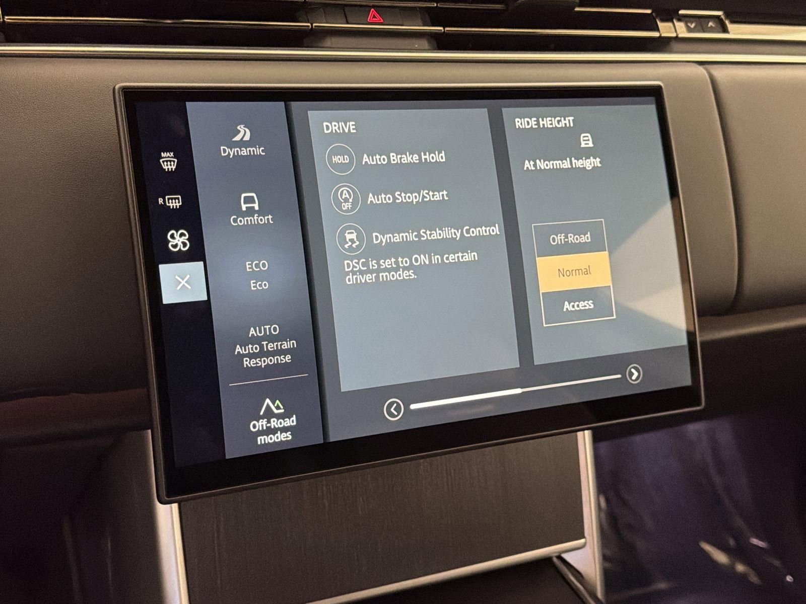 Certified 2025 Land Rover Range Rover SE image 17