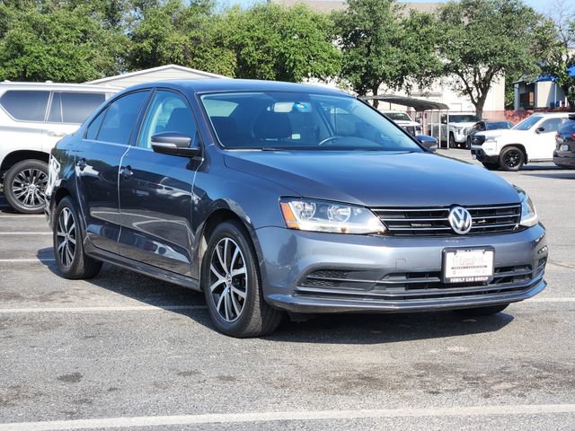 Used 2017 Volkswagen Jetta SE FWD image 2