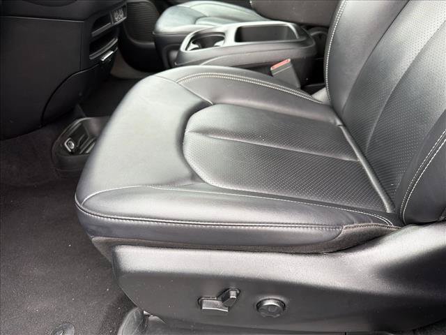 Used 2025 Chrysler Pacifica Select FWD image 11