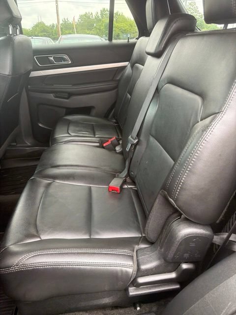 Used 2017 Ford Explorer XLT w/ Equipment Group 202A AWD/4WD image 11