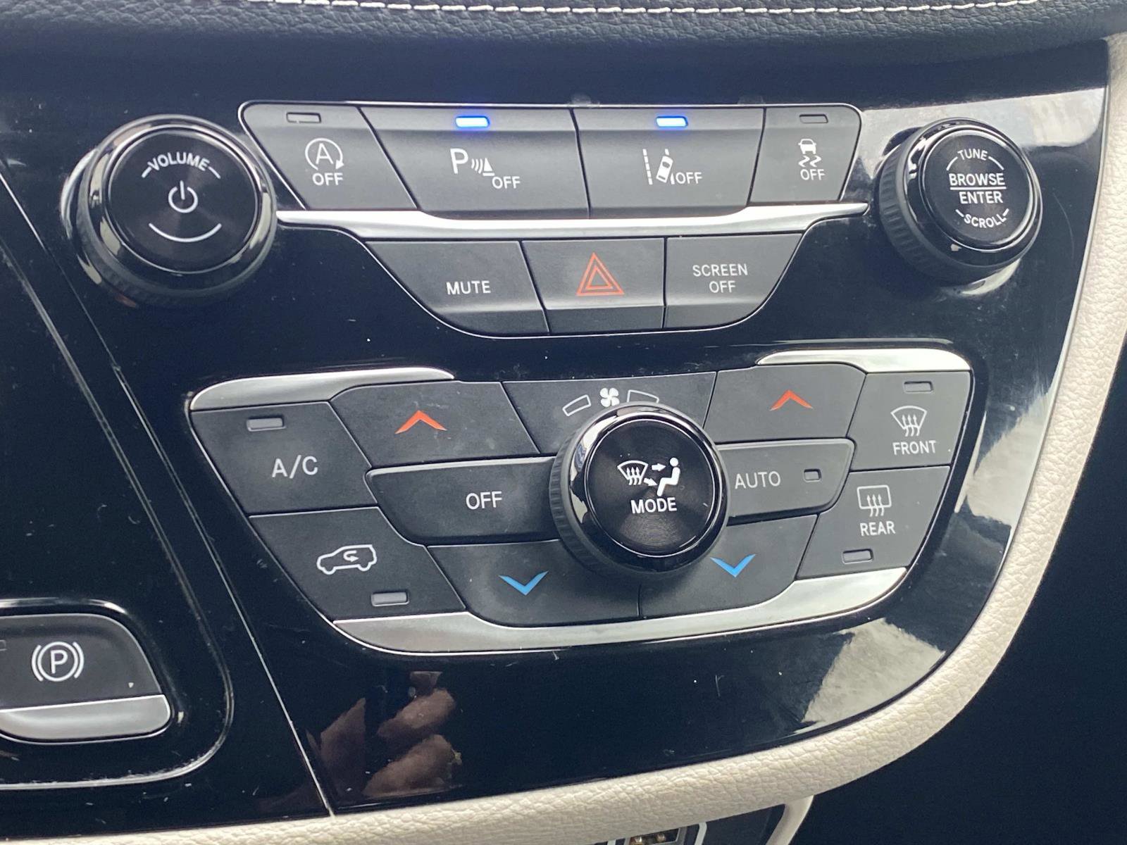 Used 2023 Chrysler Pacifica Touring-L image 20