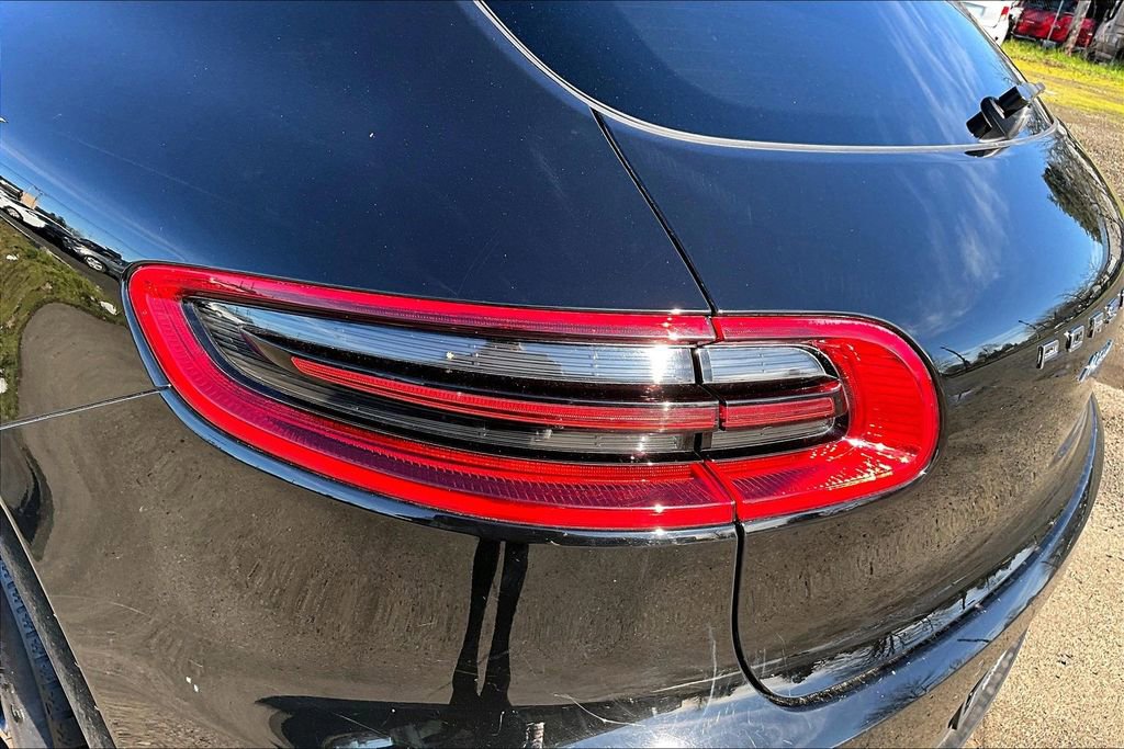 Used 2018 Porsche Macan AWD/4WD image 28