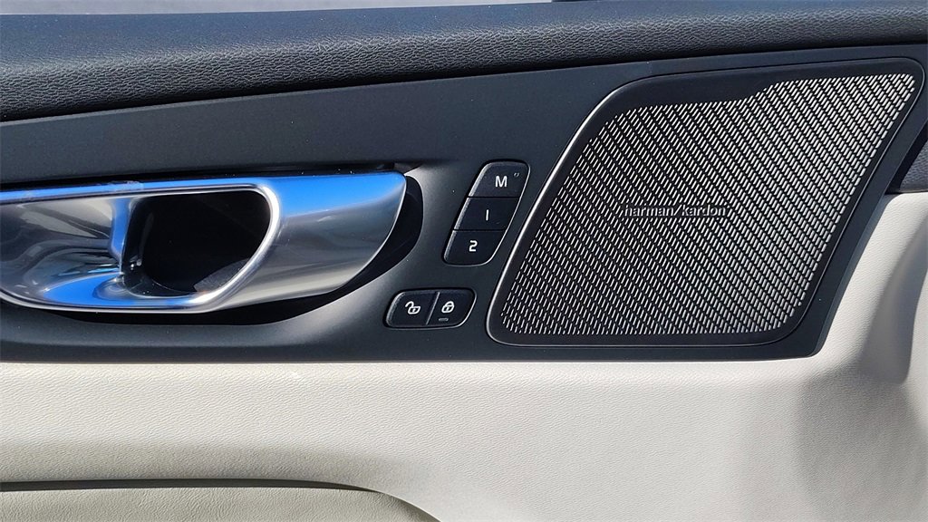 Used 2026 Volvo XC60 B5 Ultra w/ Climate Package PRO image 9