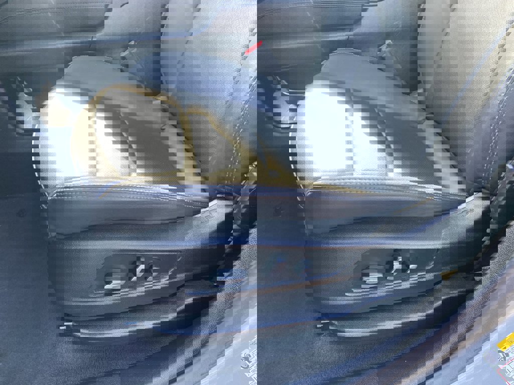 Used 2025 Cadillac XT6 Premium Luxury image 26