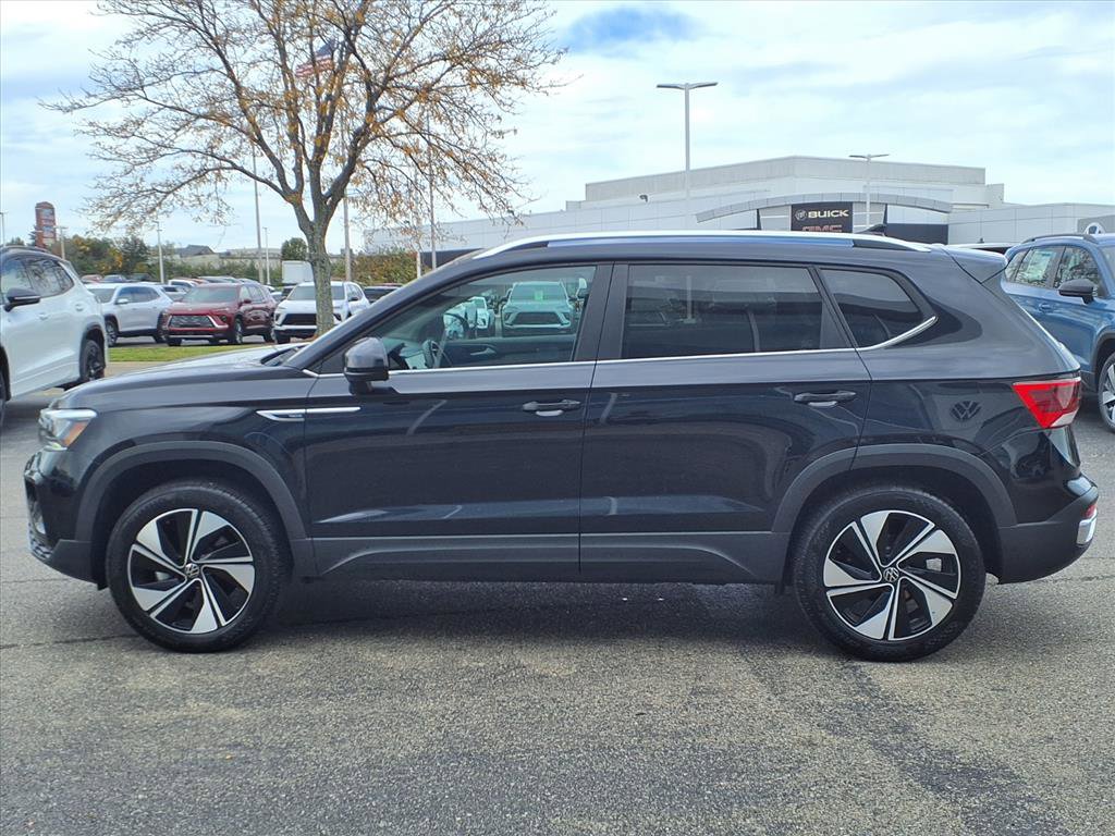 Certified 2024 Volkswagen Taos SE image 3