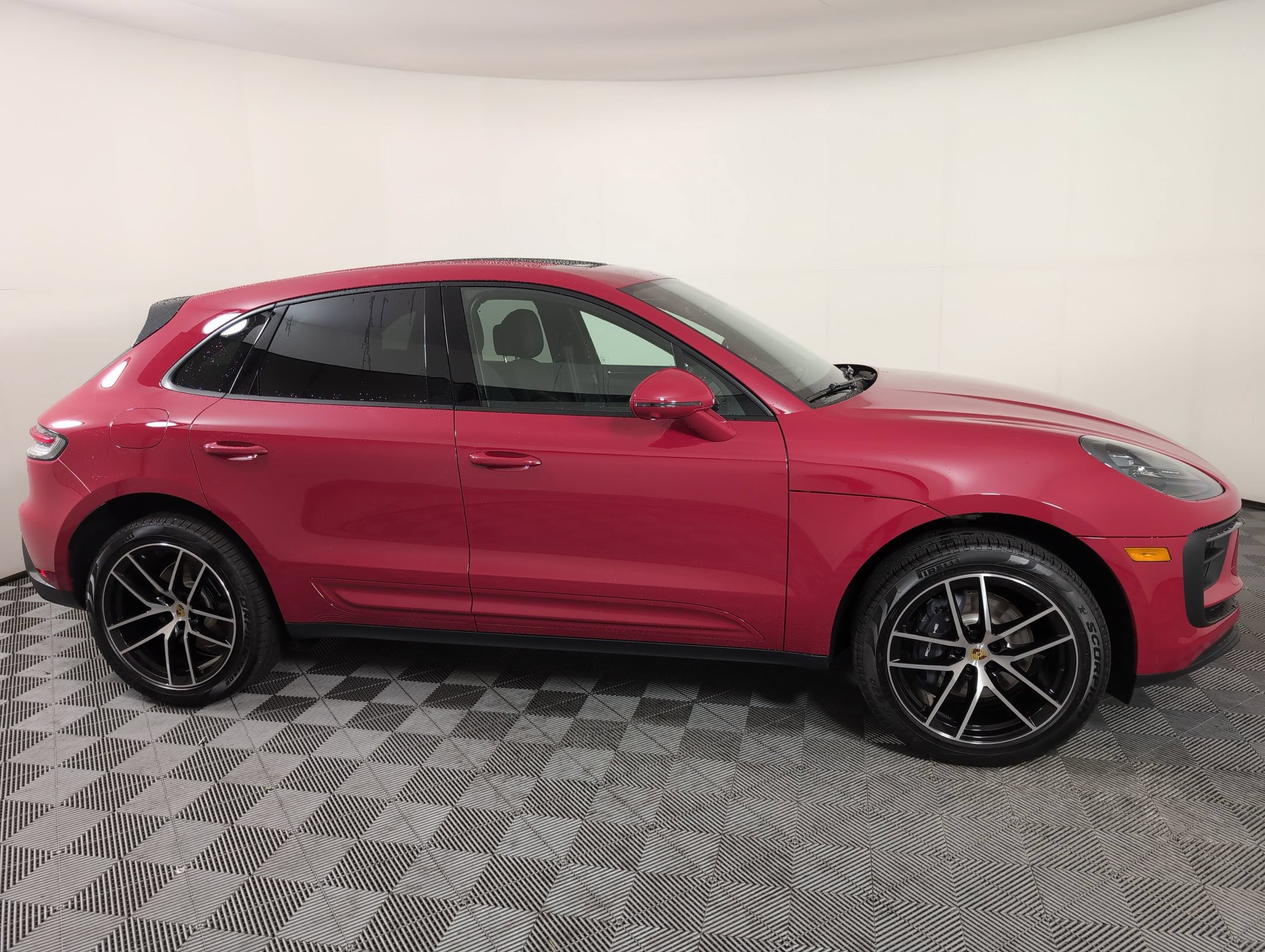 Certified 2025 Porsche Macan AWD/4WD image 9