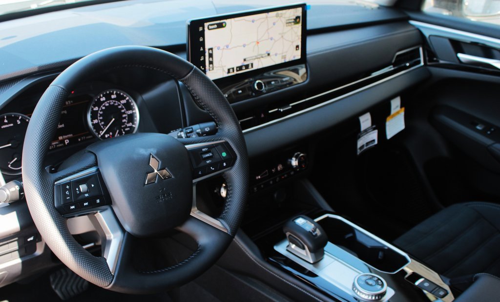New 2025 Mitsubishi Outlander SE image 3