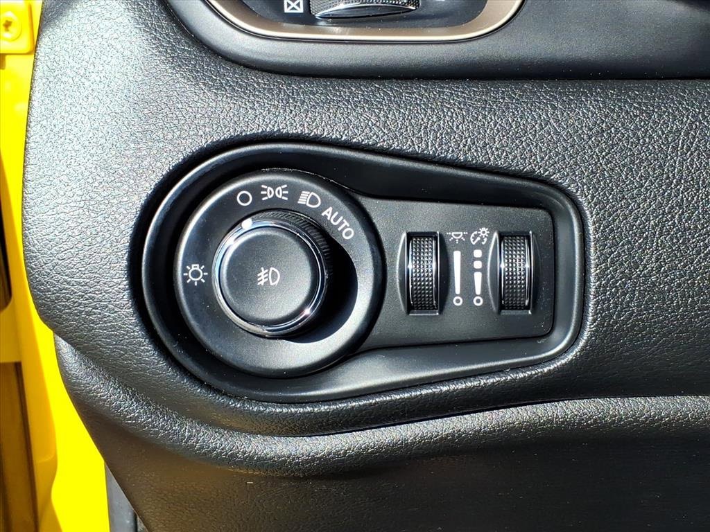 Used 2015 Jeep Renegade Latitude w/ Cold Weather Group II image 17