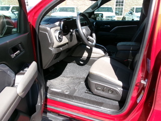 Used 2025 Chevrolet Colorado ZR2 w/ Technology Package AWD/4WD image 16