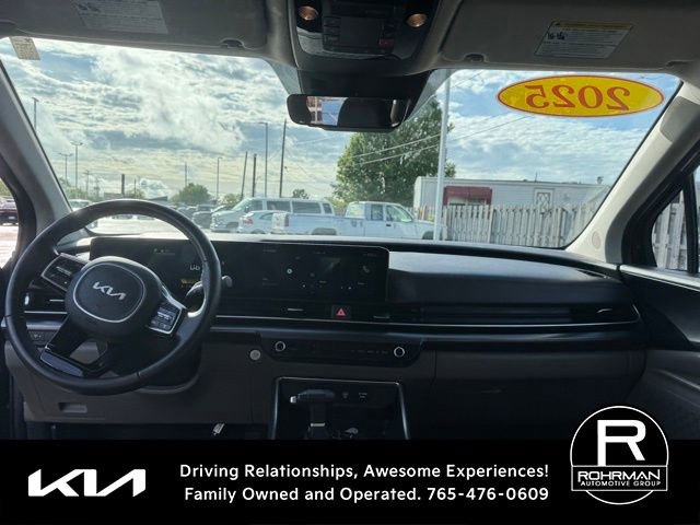 Used 2025 Kia Carnival FWD image 10