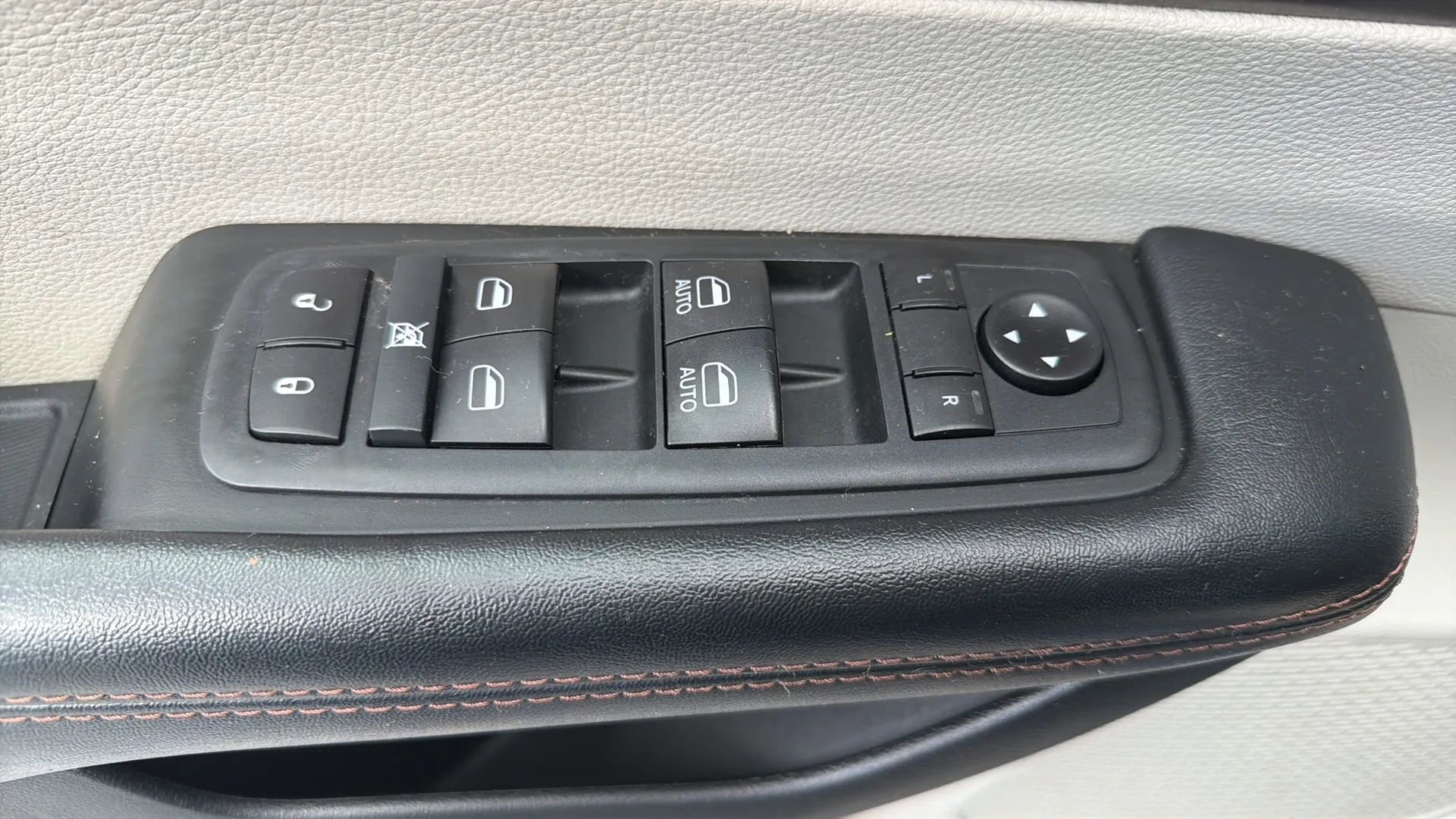 Used 2020 Chrysler Pacifica Touring-L FWD image 19