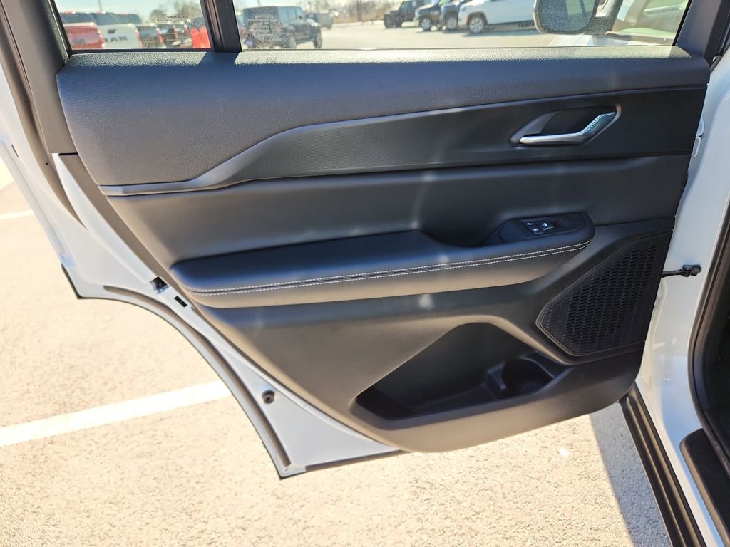 New 2025 Jeep Grand Cherokee L Laredo image 16