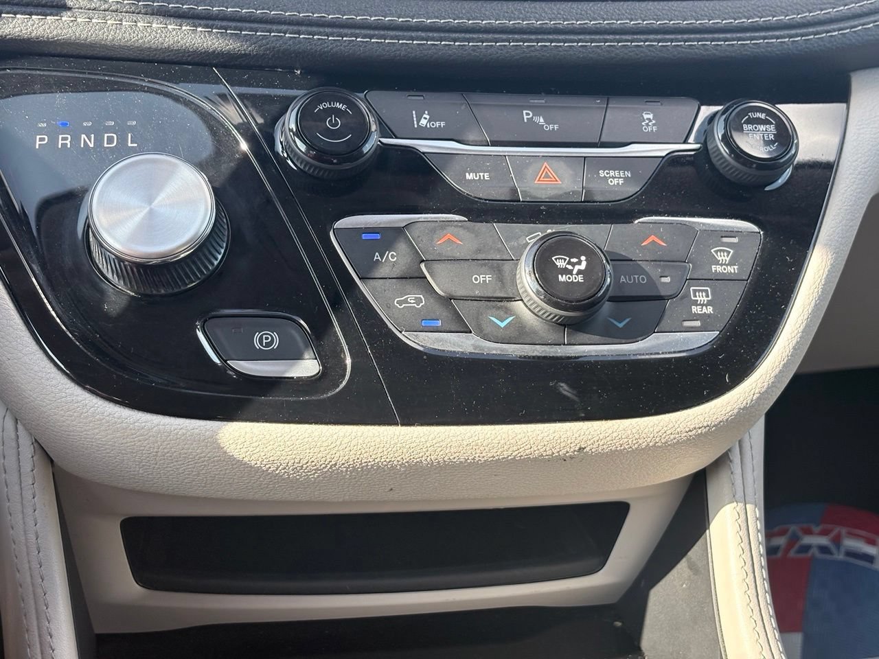 Used 2023 Chrysler Pacifica Limited FWD image 11