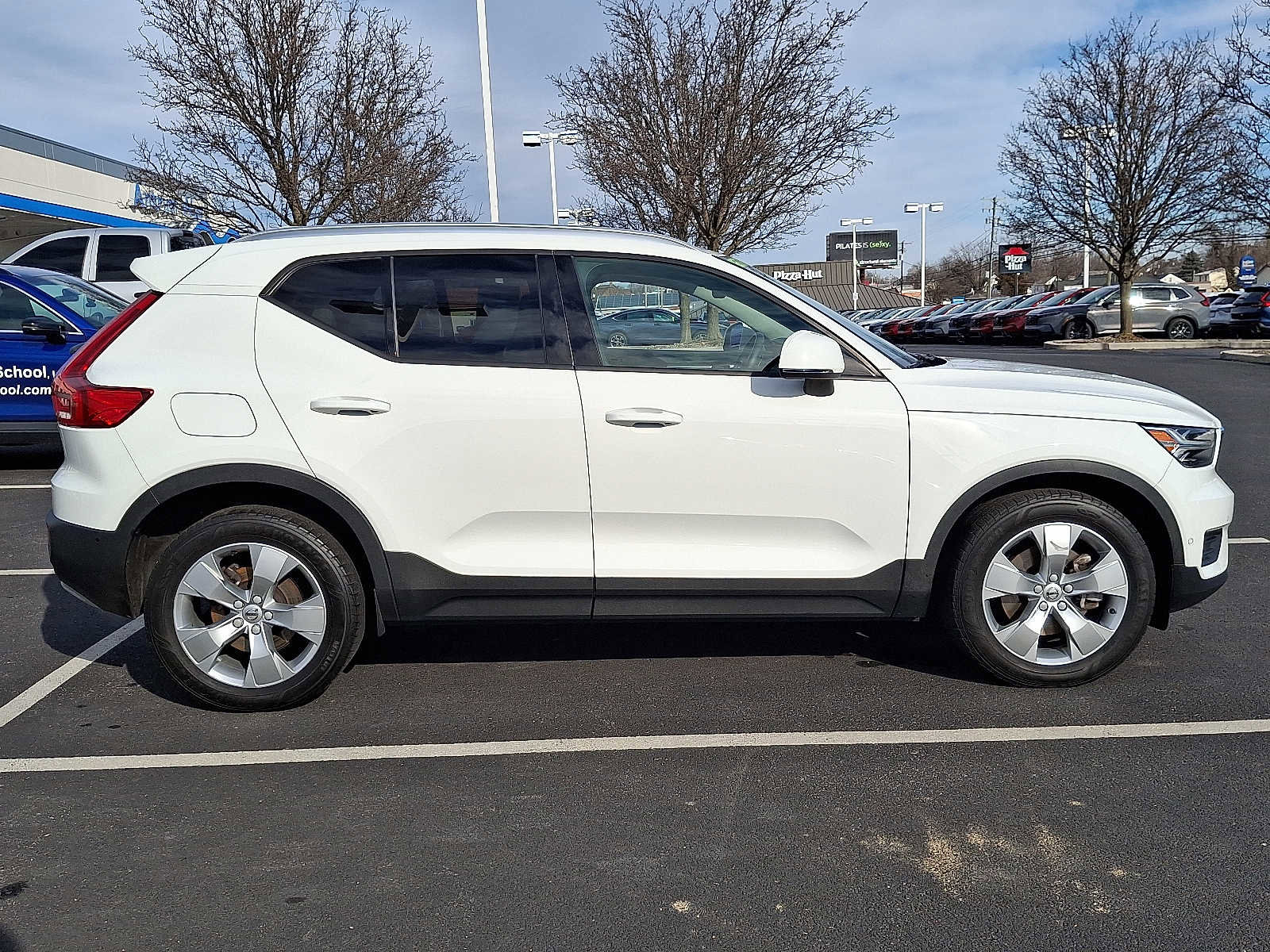Used 2019 Volvo XC40 T5 Momentum image 7