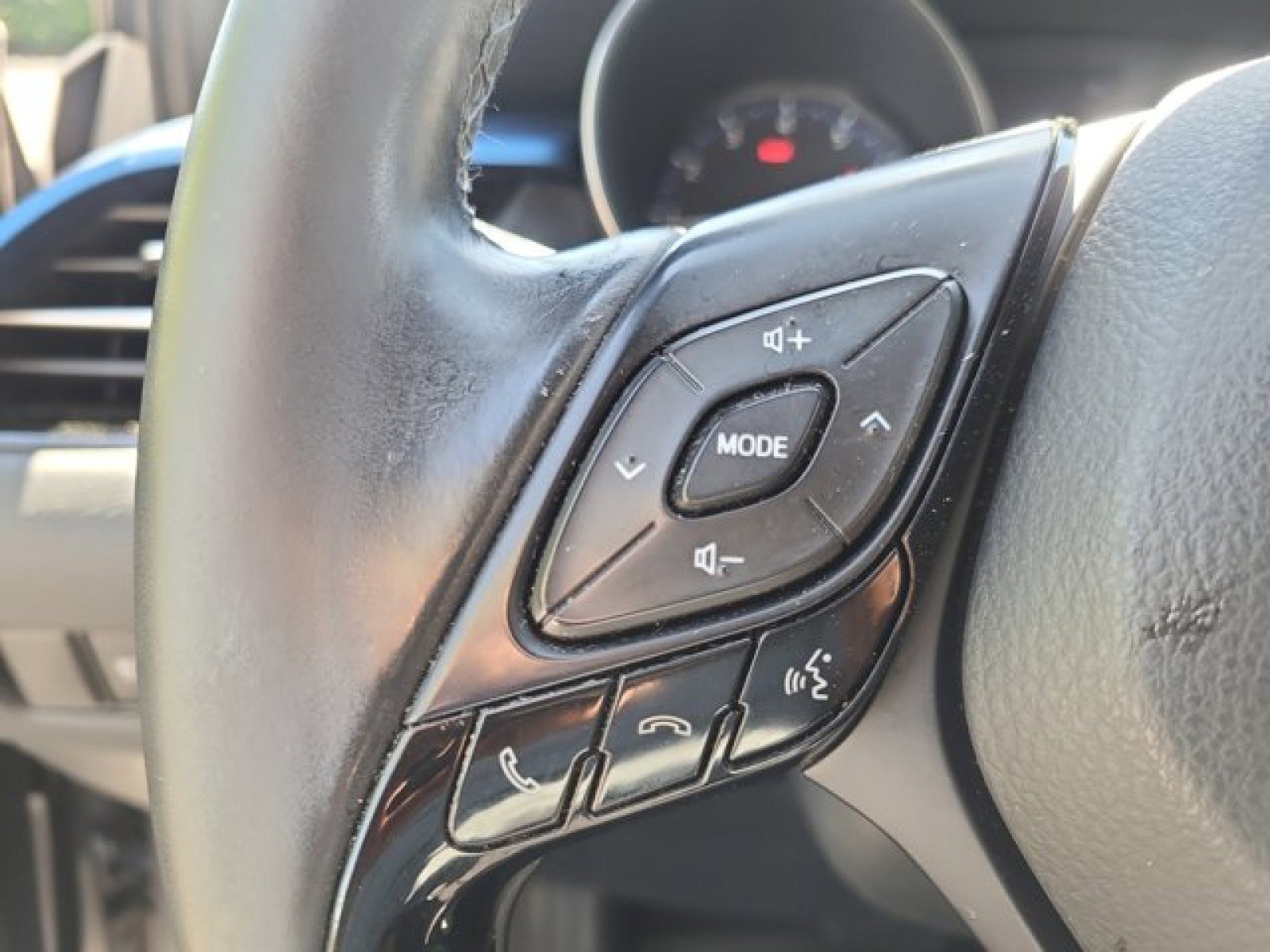 Used 2019 Toyota C-HR XLE image 25