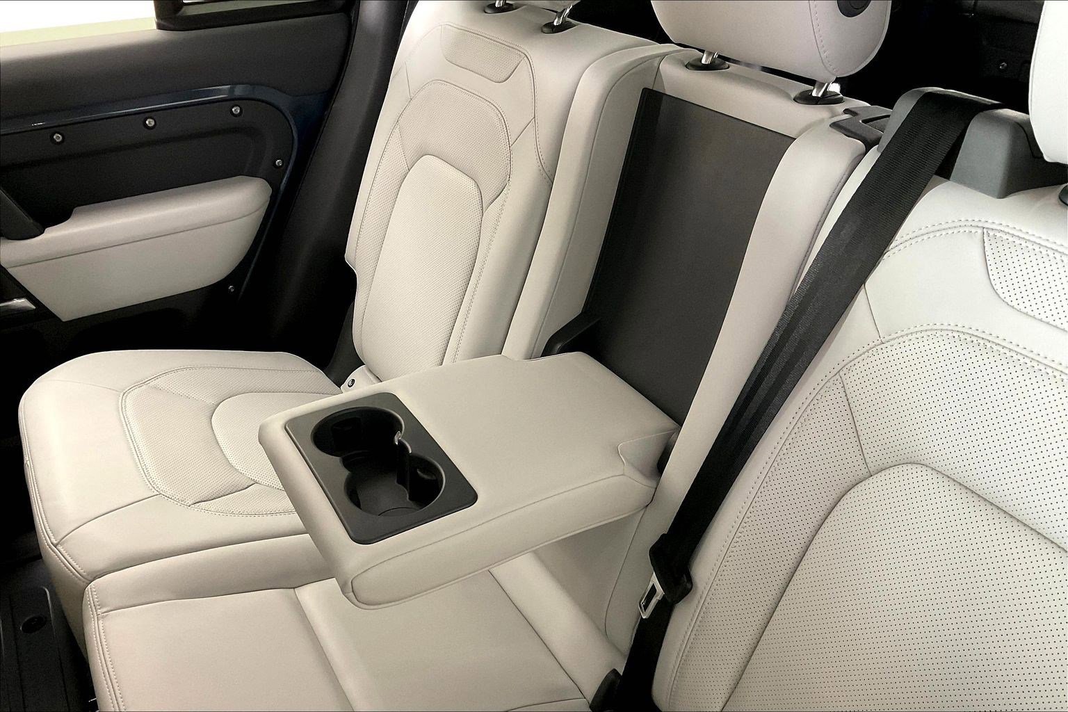 Used 2025 Land Rover Defender 110 X-Dynamic SE image 36