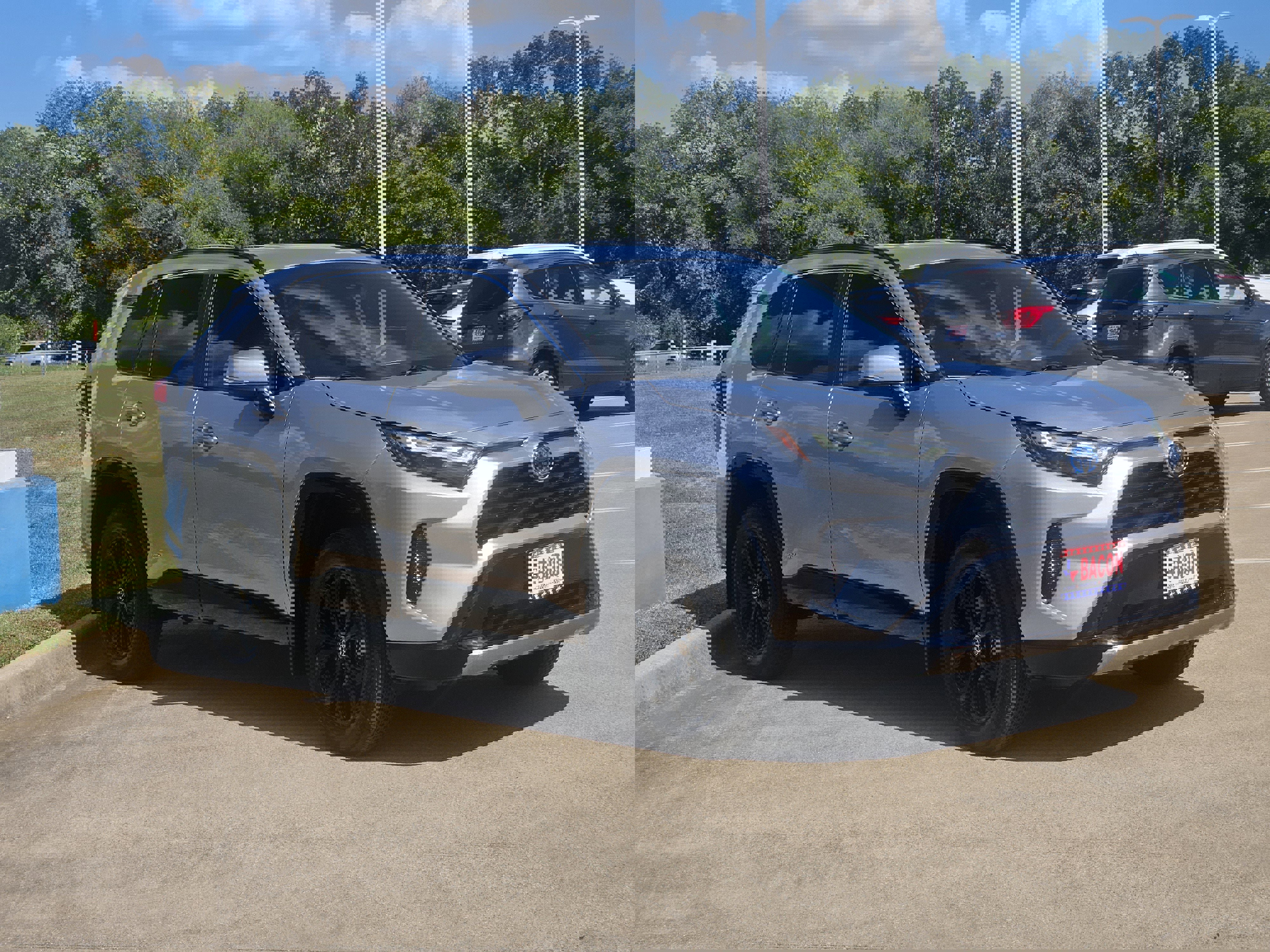 Used 2023 Toyota RAV4 SE image 3