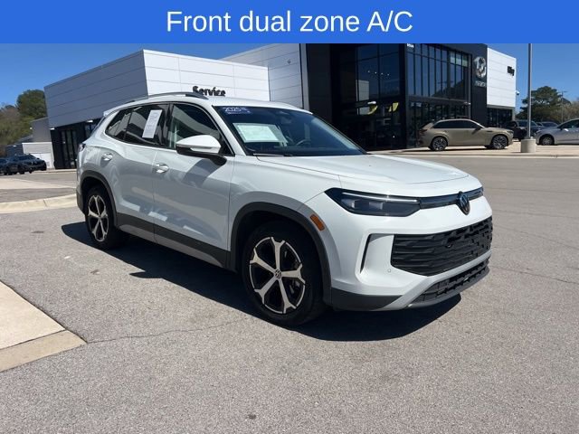 Certified 2025 Volkswagen Tiguan SE image 3