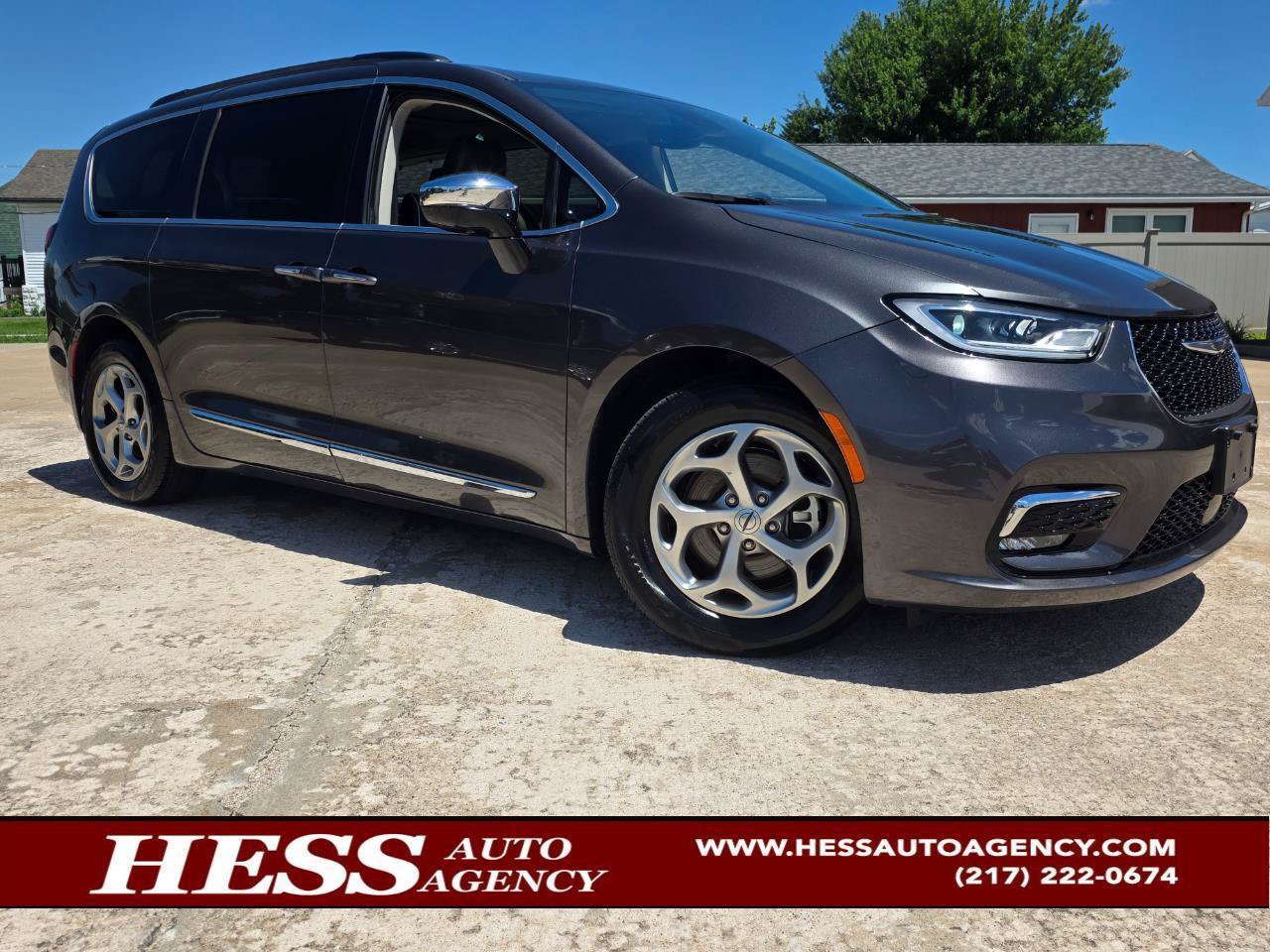 Used 2023 Chrysler Pacifica Limited FWD image 1