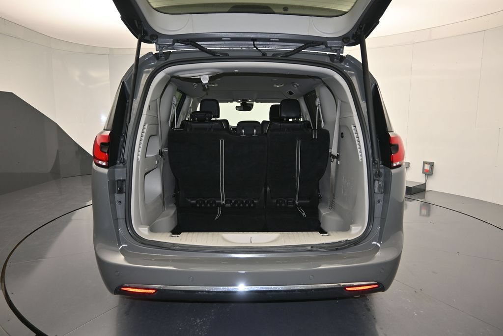 Used 2022 Chrysler Pacifica Touring-L FWD image 24