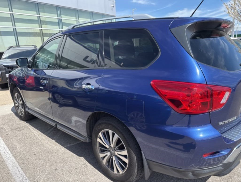 Used 2017 Nissan Pathfinder S image 4