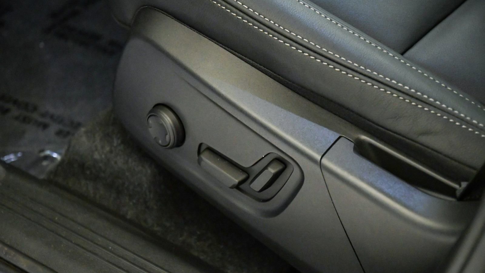 Certified 2025 Volvo XC40 B5 Core image 23