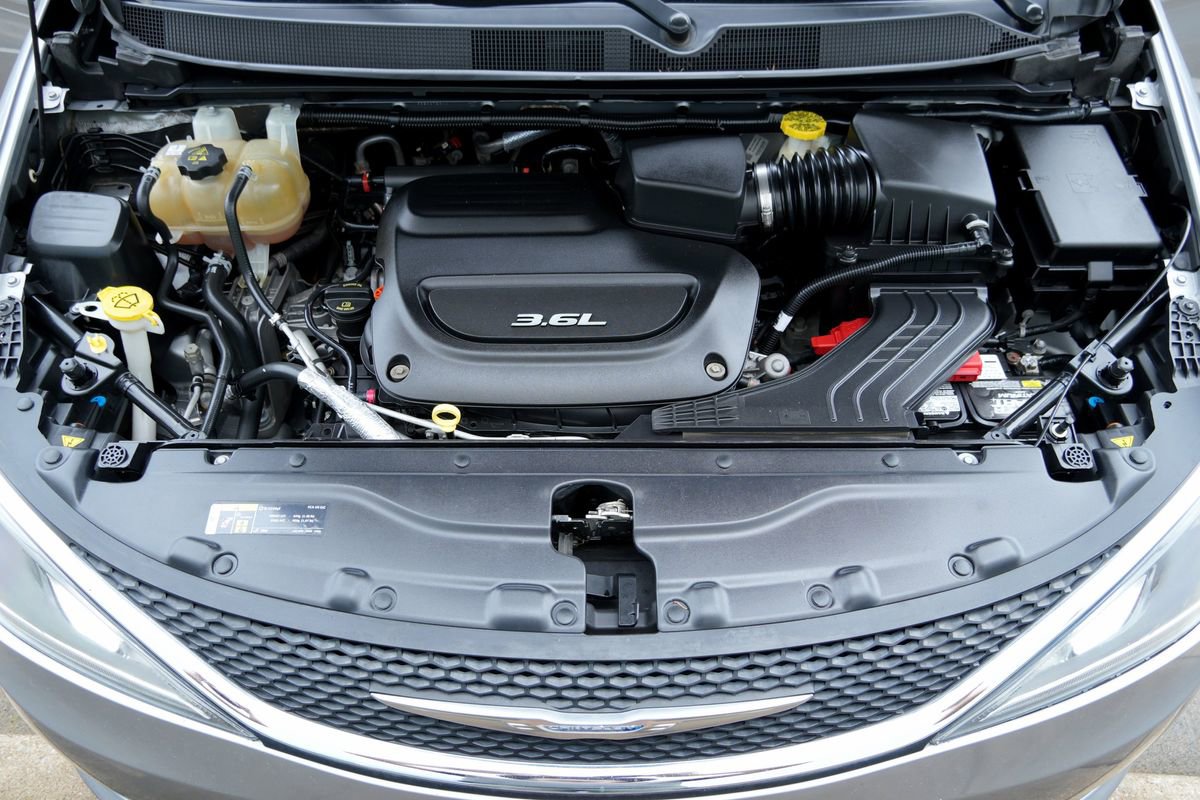 Used 2018 Chrysler Pacifica Limited FWD image 36
