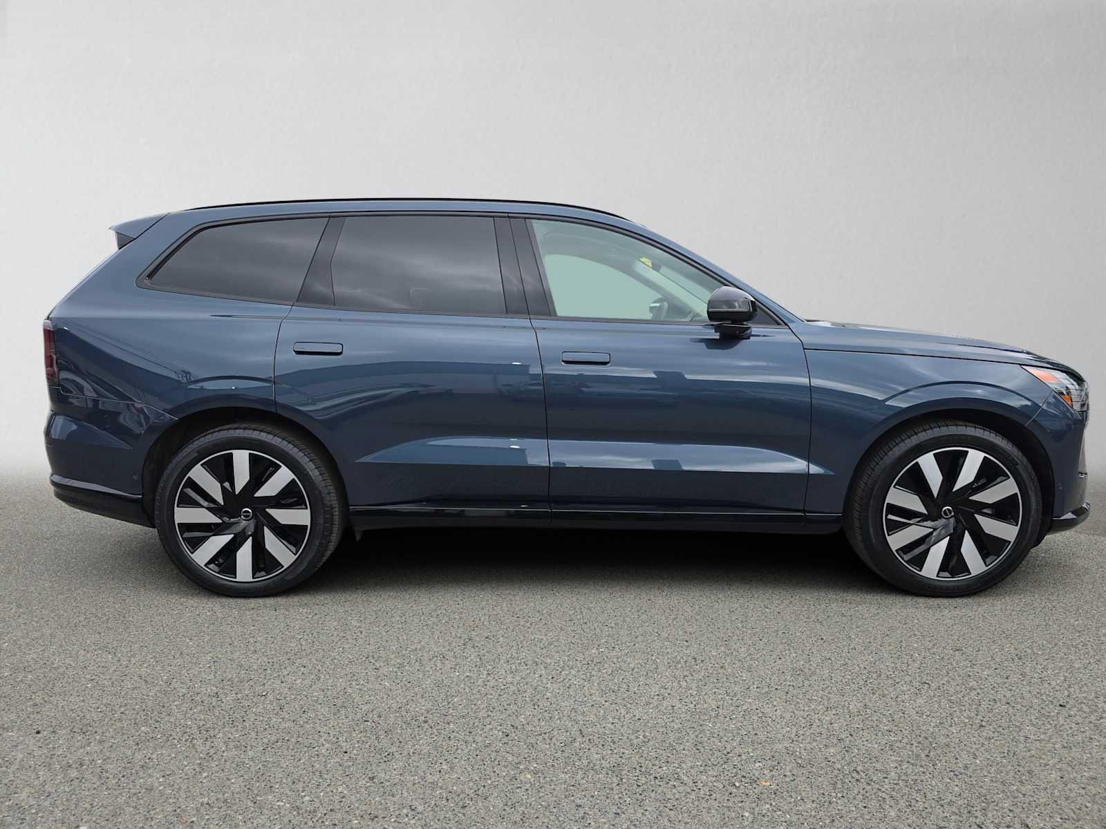 Certified 2025 Volvo EX90 Ultra AWD/4WD image 3