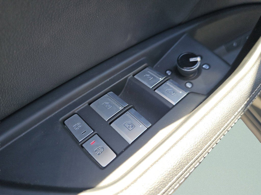Used 2022 Audi e-tron Premium Plus w/ Premium Plus Package AWD/4WD image 29