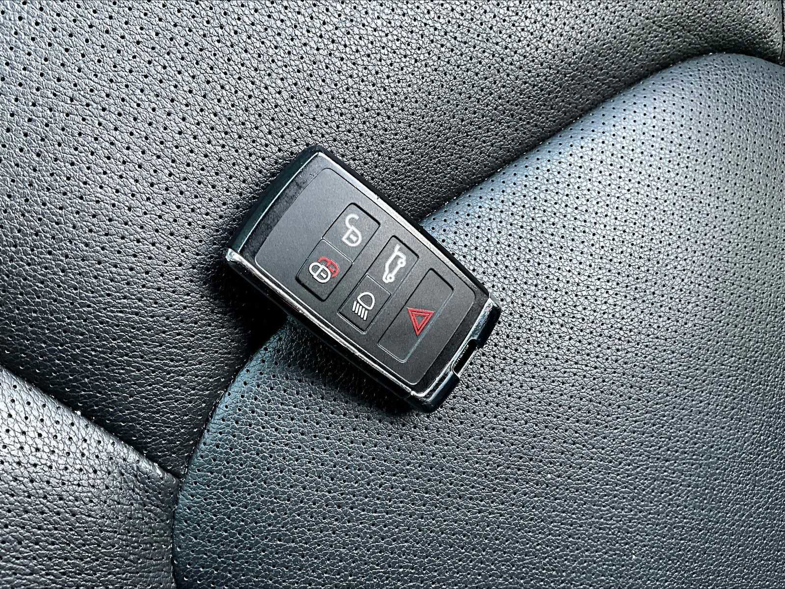 Used 2024 Land Rover Defender 90 X-Dynamic SE image 29