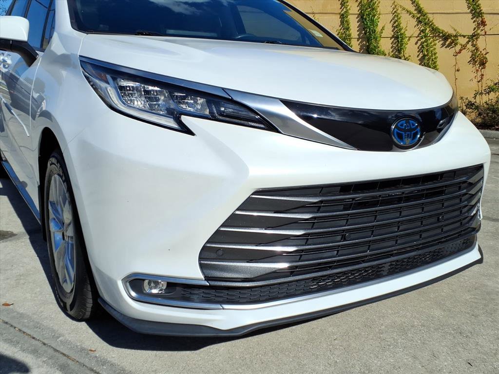 Used 2022 Toyota Sienna Limited image 9