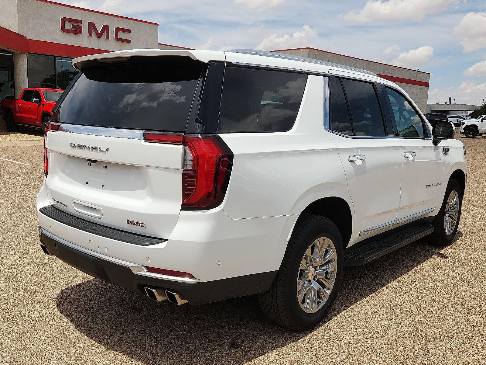 Used 2025 GMC Yukon Denali AWD/4WD image 4