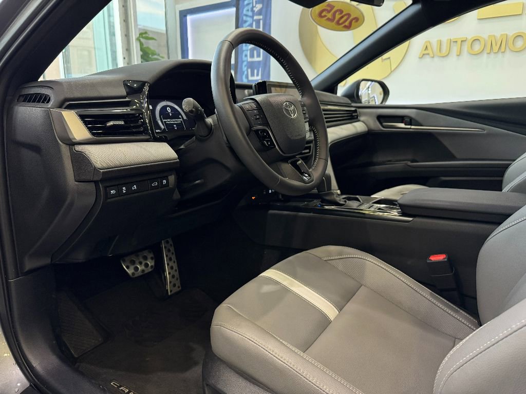 Used 2025 Toyota Camry SE image 12