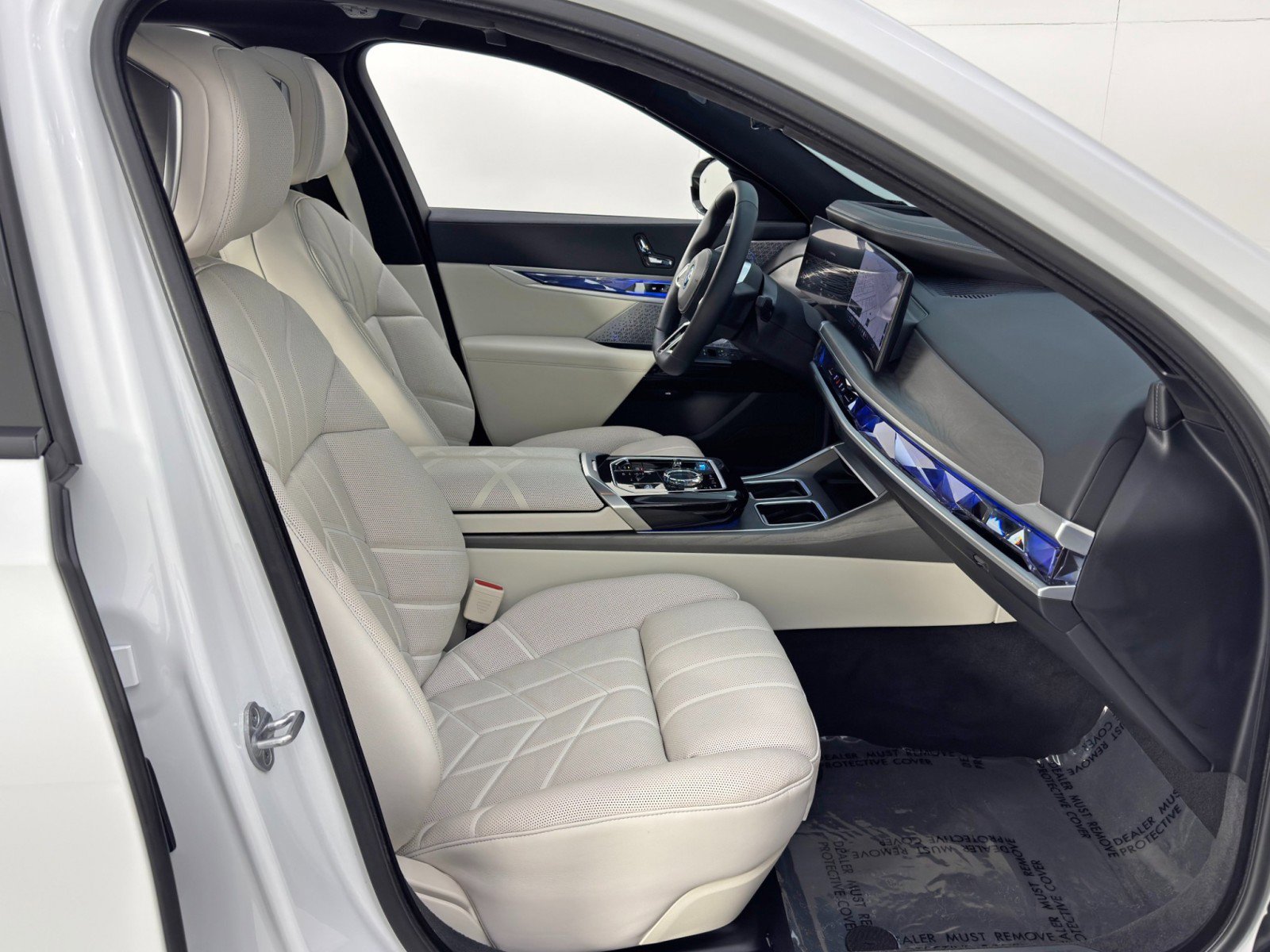 Used 2023 BMW i7 xDrive60 w/ Executive Package 2 image 16