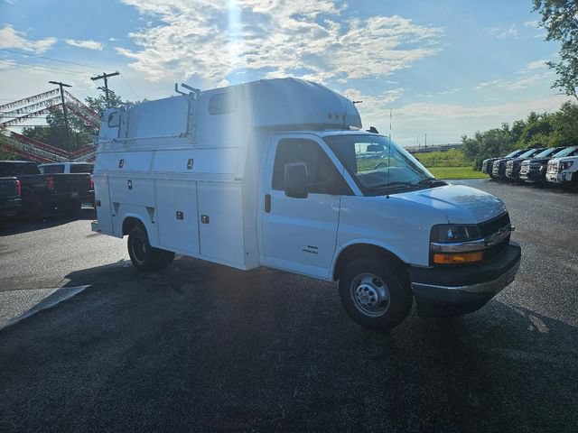 Used 2018 Chevrolet Express 4500 w/ Power Convenience Package RWD image 2