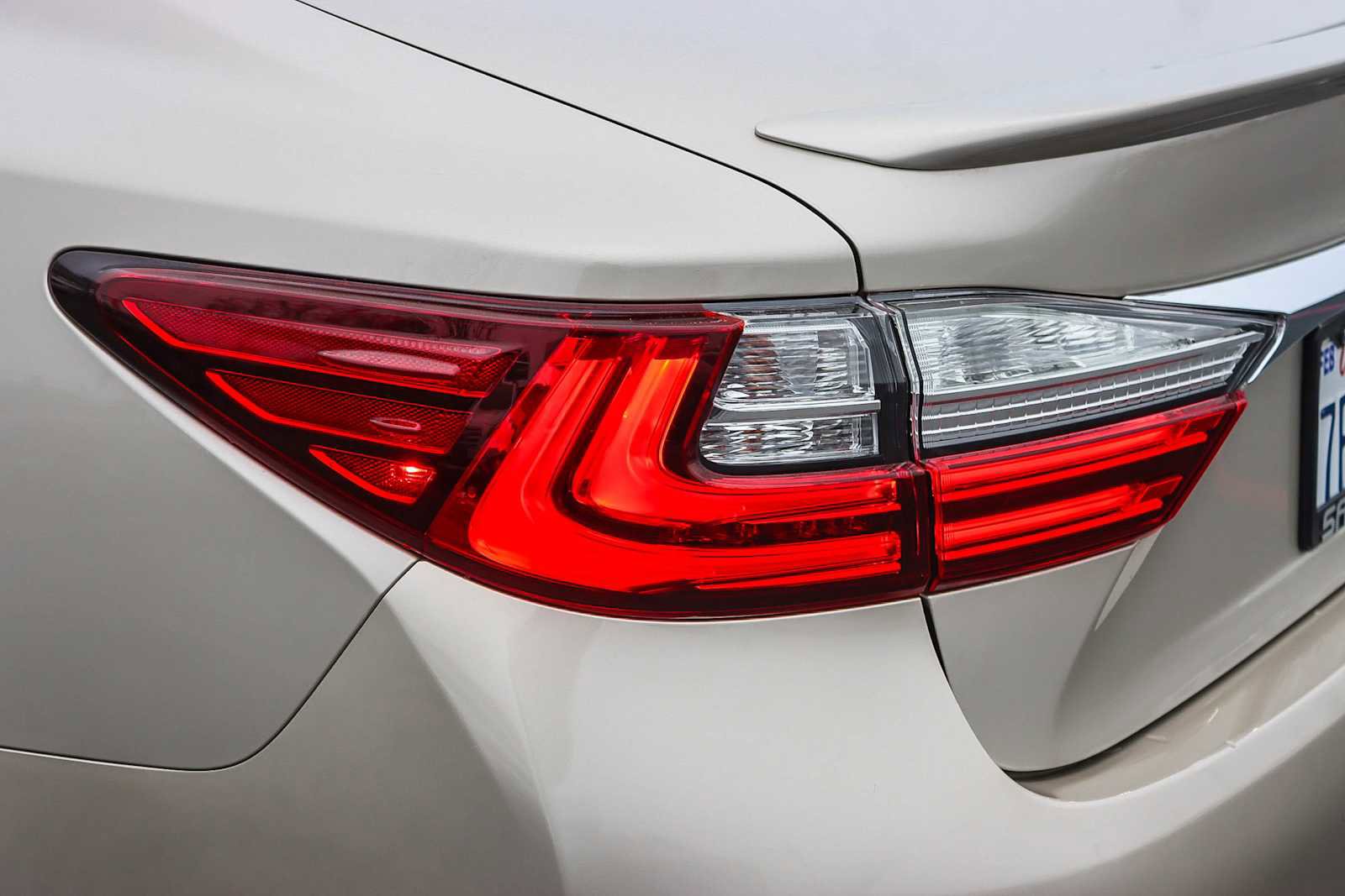 Used 2016 Lexus ES 300h image 8