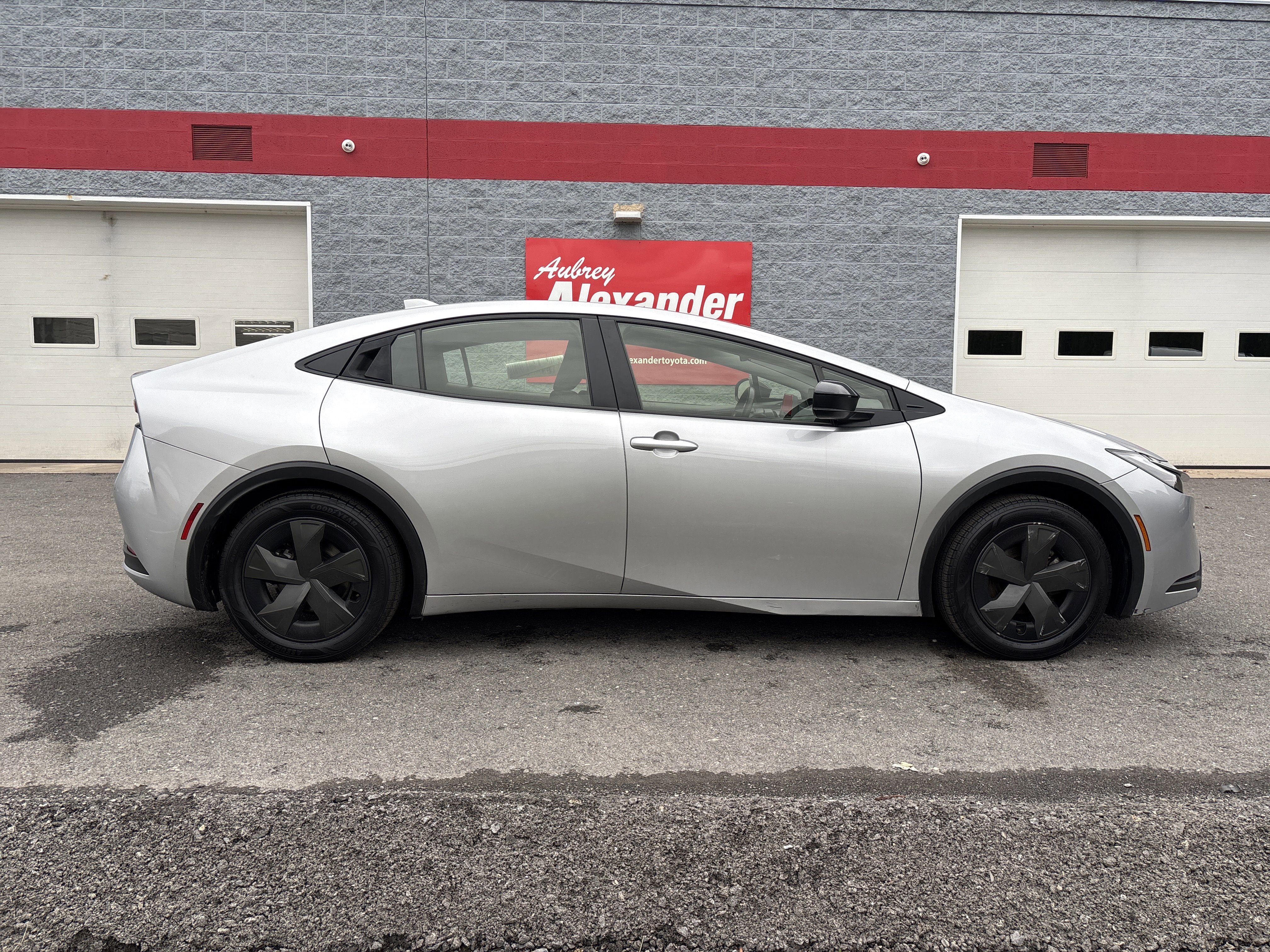 Used 2024 Toyota Prius LE image 2