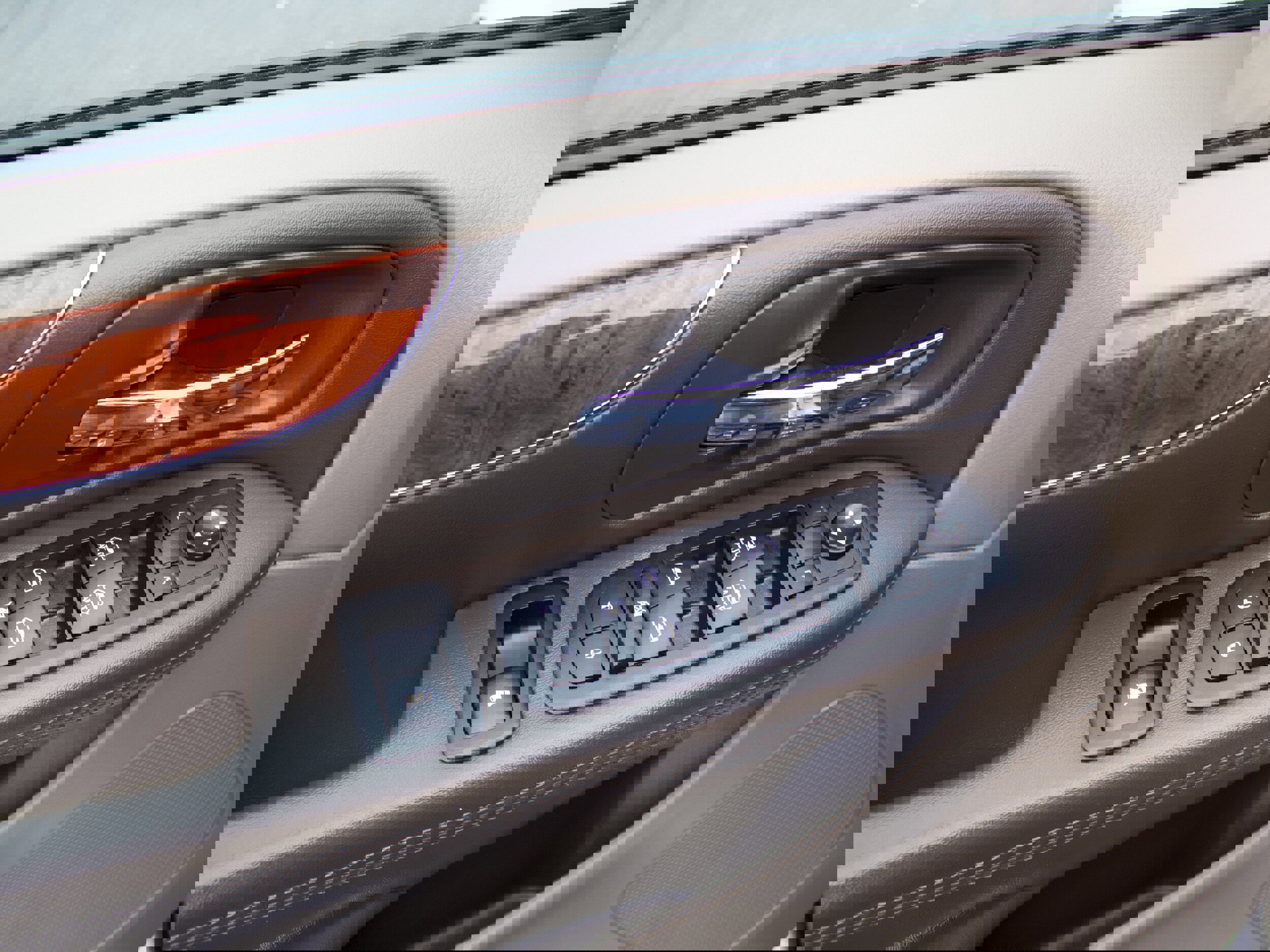 Used 2015 Chrysler Town & Country Touring image 10