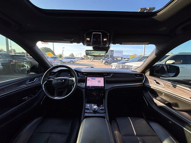 Used 2023 Jeep Grand Cherokee L Overland w/ Luxury Tech Group IV AWD/4WD image 2