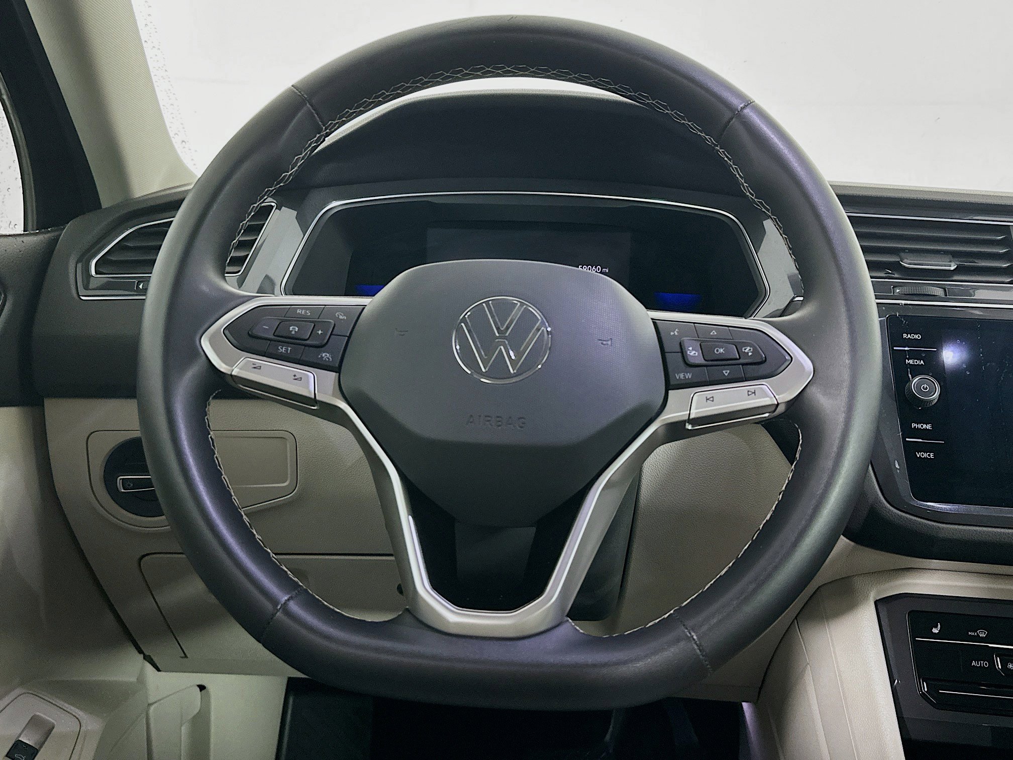 Used 2022 Volkswagen Tiguan SE image 17