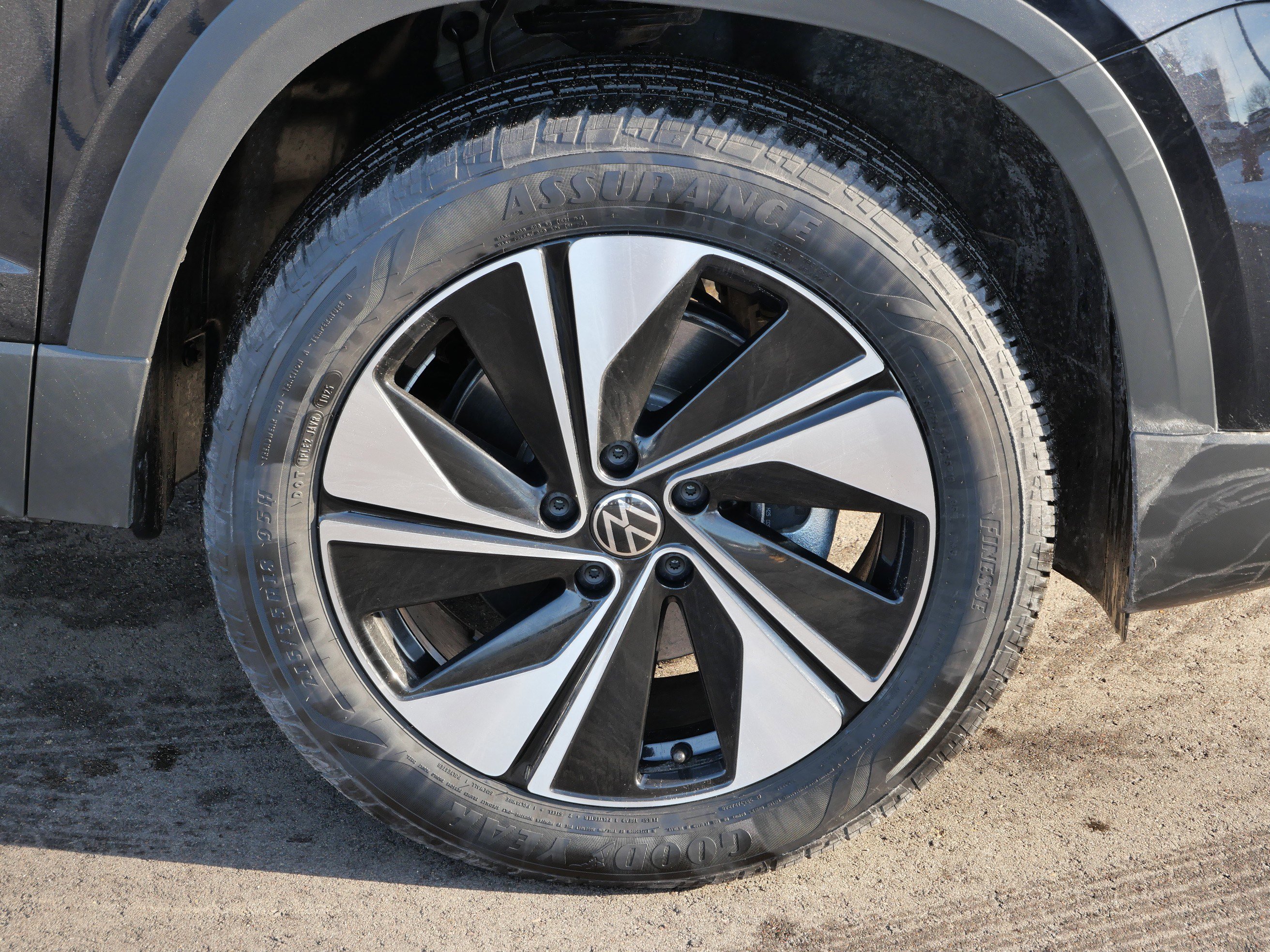 Certified 2025 Volkswagen Taos SE image 15