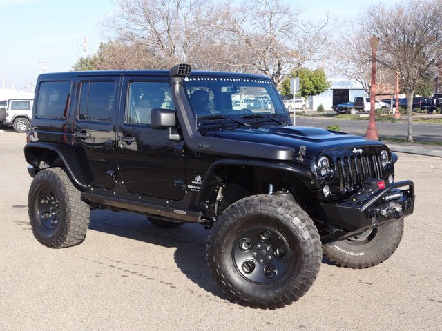 Used 2015 Jeep Wrangler Unlimited Rubicon w/ Connectivity Group AWD/4WD image 2