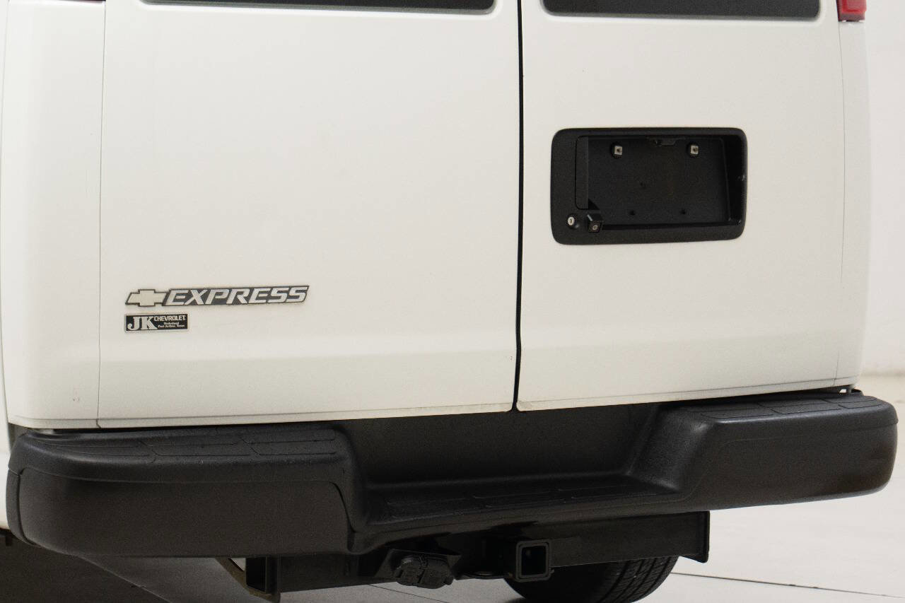 Used 2017 Chevrolet Express 2500 Extended image 13