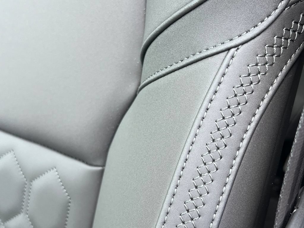 New 2026 Volvo XC90 B6 Plus w/ Protection Package Premier AWD/4WD image 16