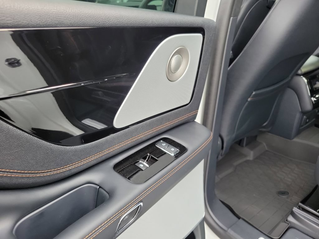 New 2026 Lincoln Aviator Black Label w/ Jet Appearance Package AWD/4WD image 15