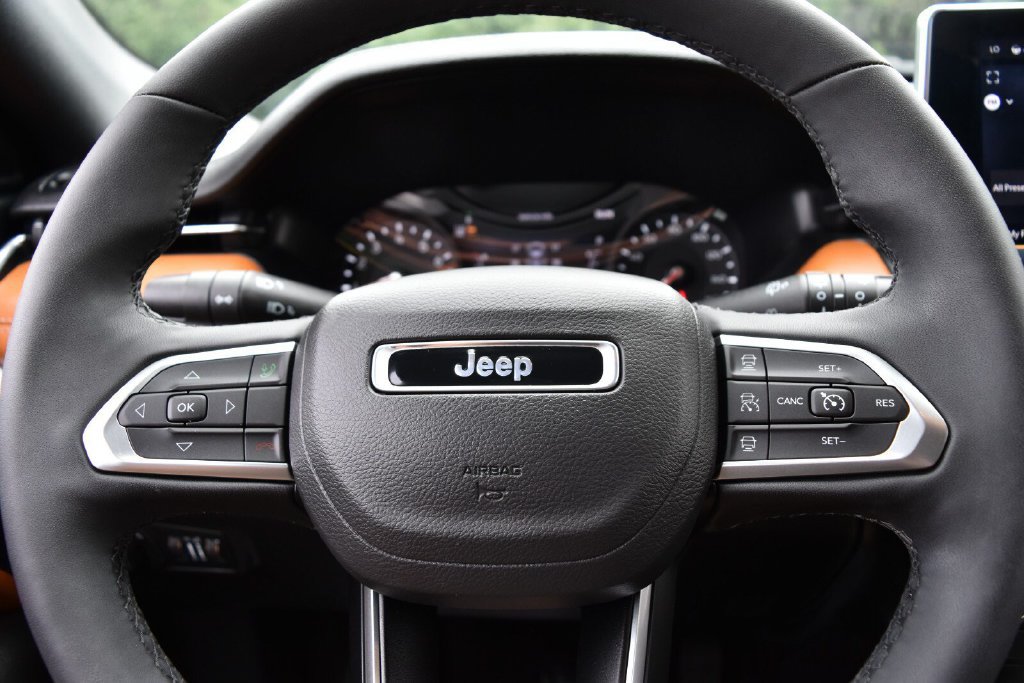 Certified 2025 Jeep Compass Limited AWD/4WD image 16