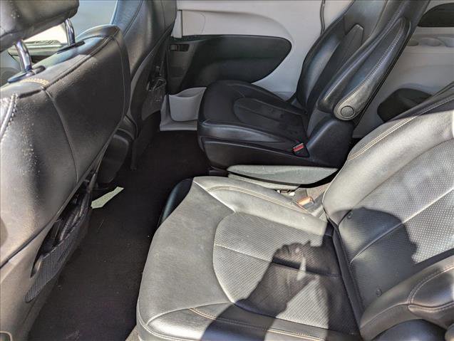 Used 2018 Chrysler Pacifica Touring-L image 18