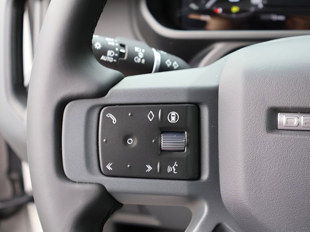New 2026 Land Rover Defender 130 X-Dynamic SE AWD/4WD image 31