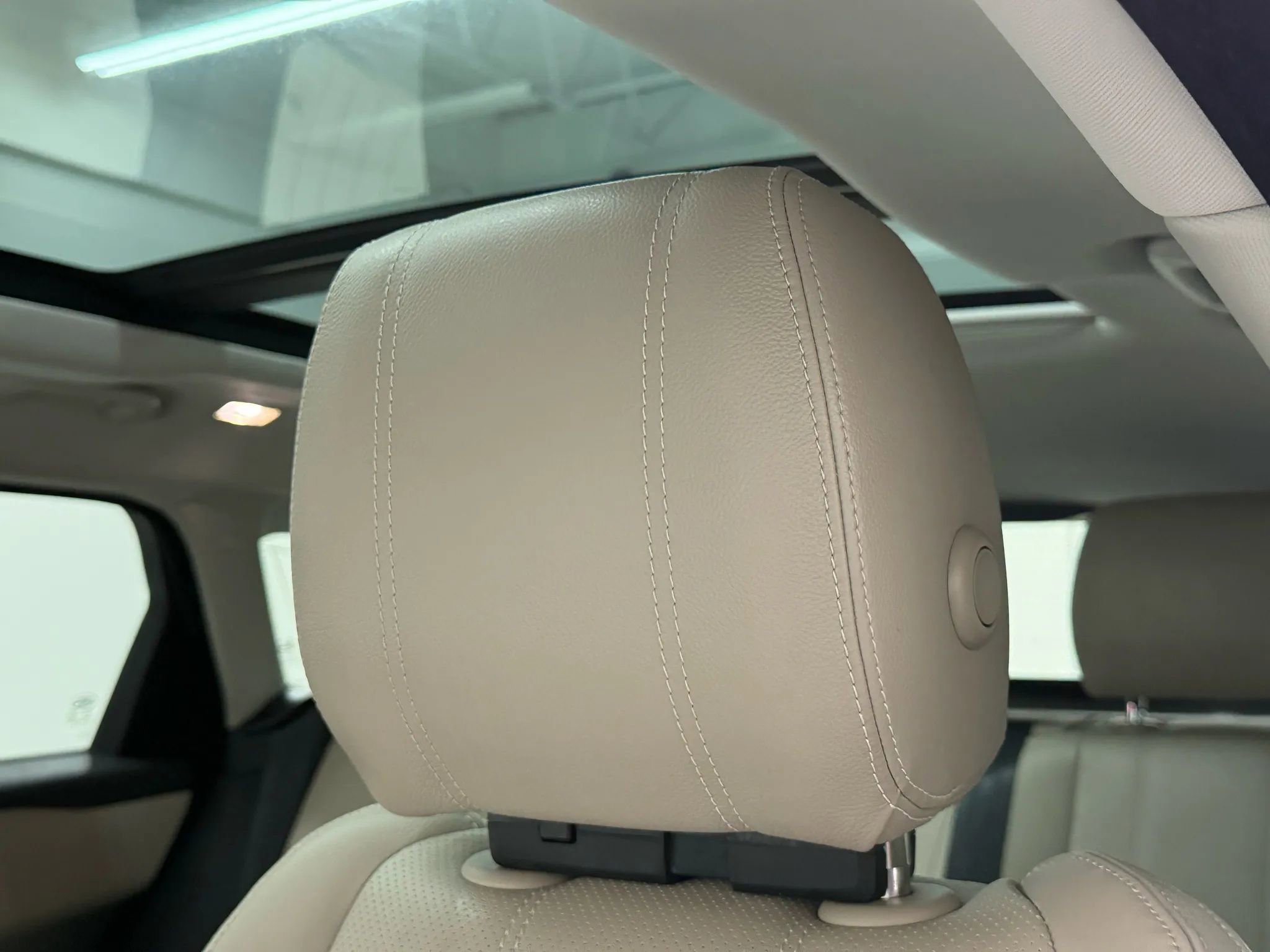 Used 2020 Land Rover Range Rover Velar S image 32